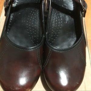 Dansko maroon leather clogs. Pre owned.